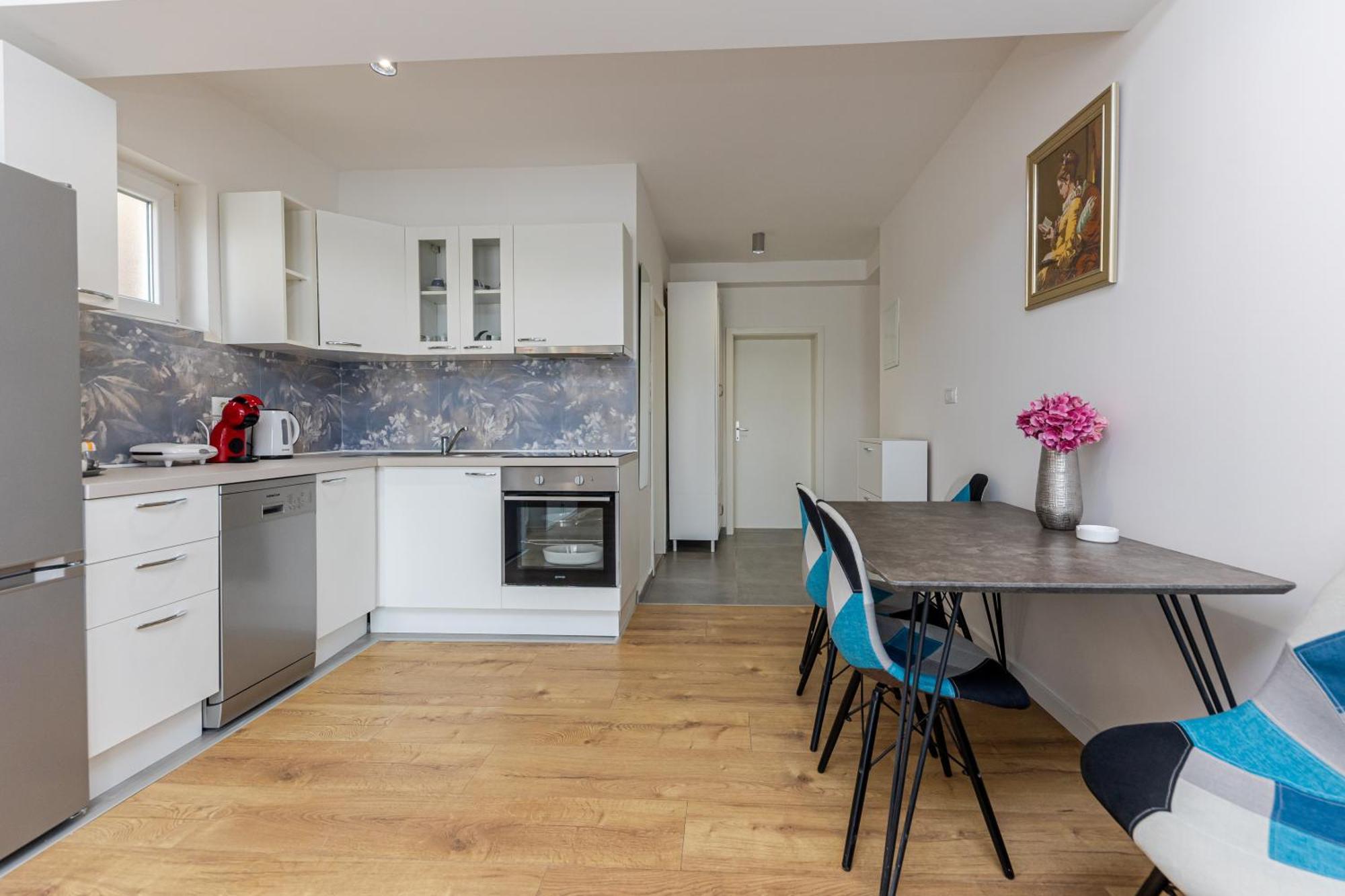 House Niko M With 6 Apartments Split Exterior photo