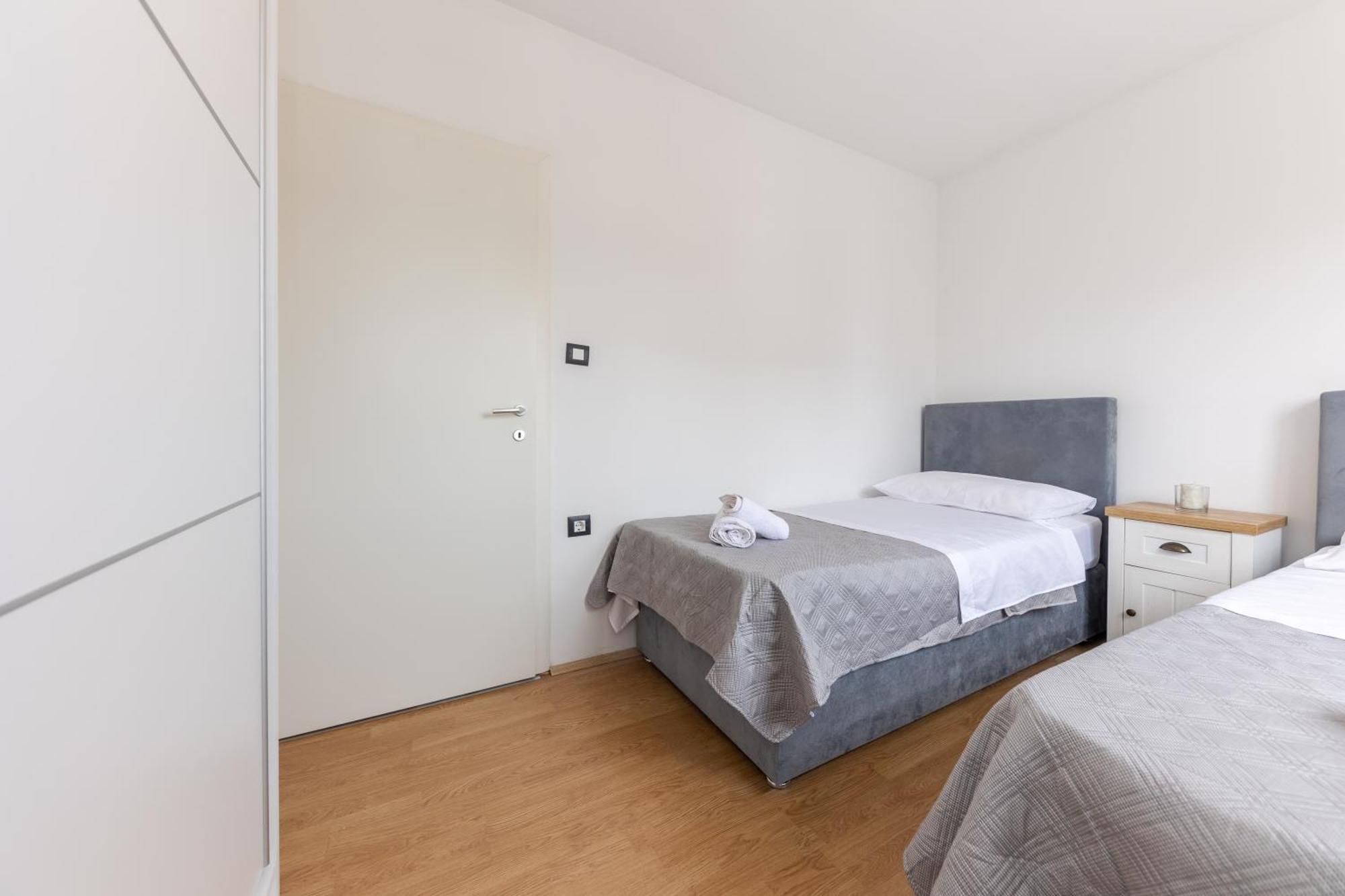 House Niko M With 6 Apartments Split Exterior photo