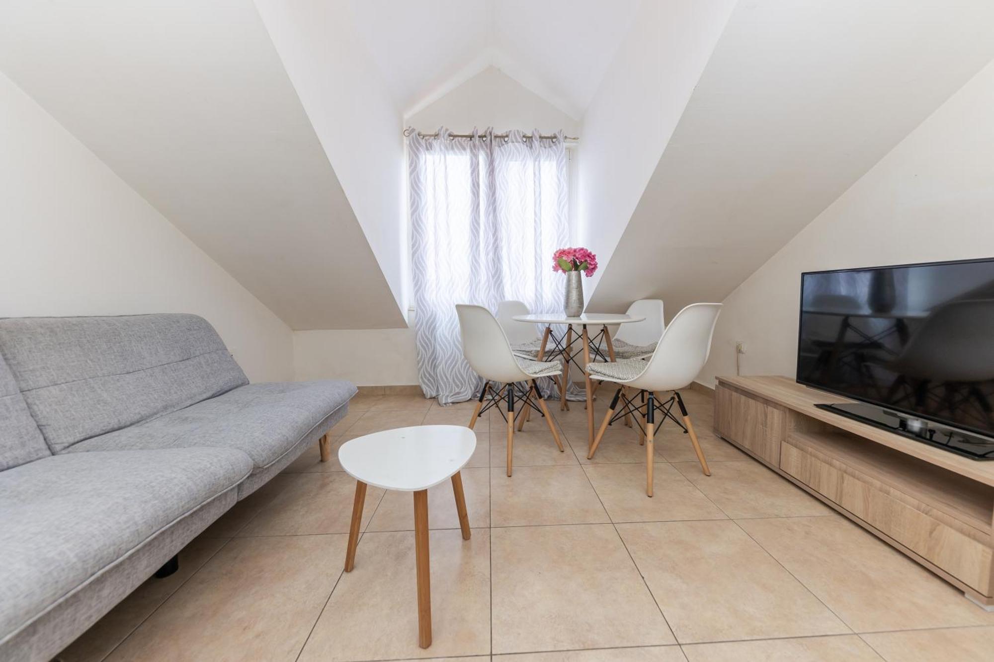 House Niko M With 6 Apartments Split Exterior photo