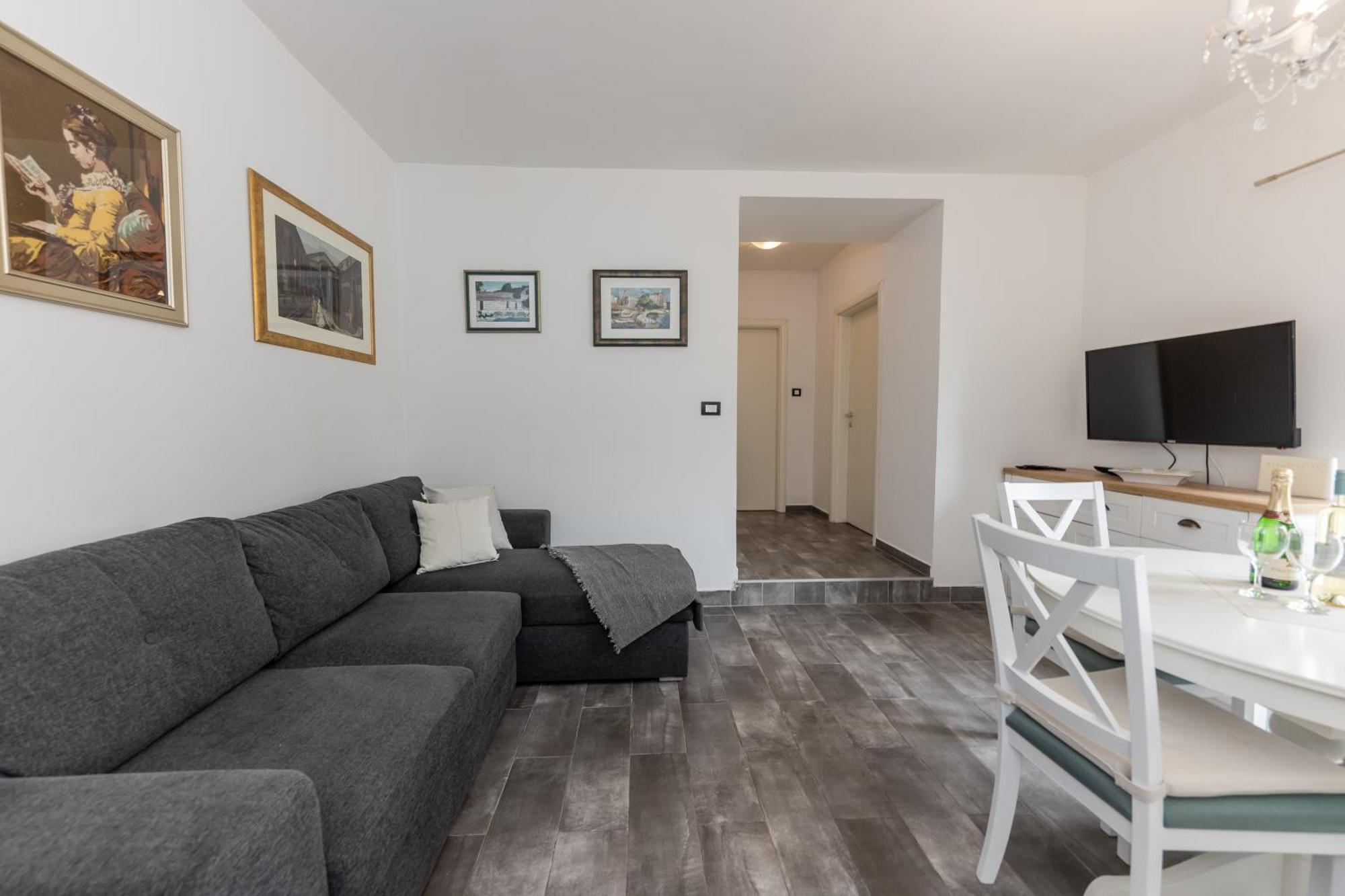 House Niko M With 6 Apartments Split Exterior photo